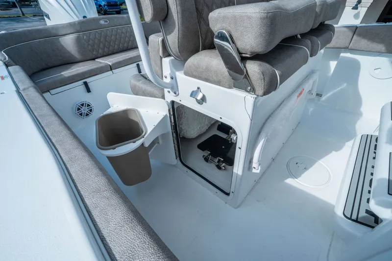 Slide: The Image of Sea Hunt Ultra 245 SE 2026 - 19