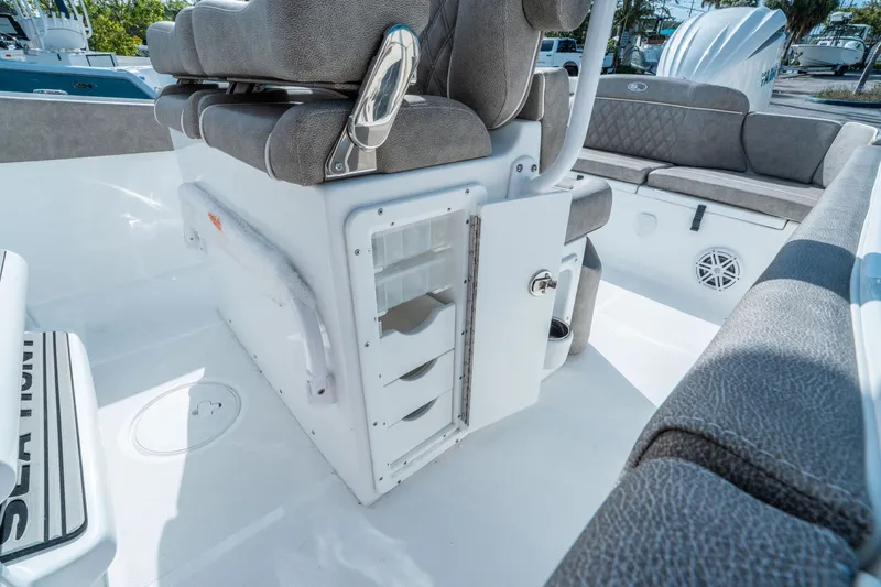 Slide: The Image of Sea Hunt Ultra 245 SE 2026 - 20