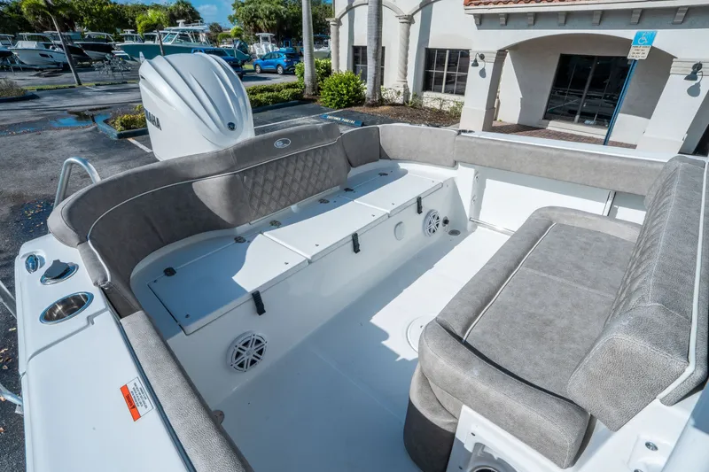 Slide: The Image of Sea Hunt Ultra 245 SE 2026 - 11