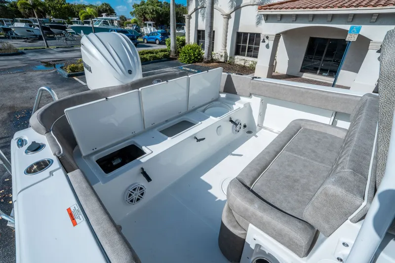 Slide: The Image of Sea Hunt Ultra 245 SE 2026 - 12