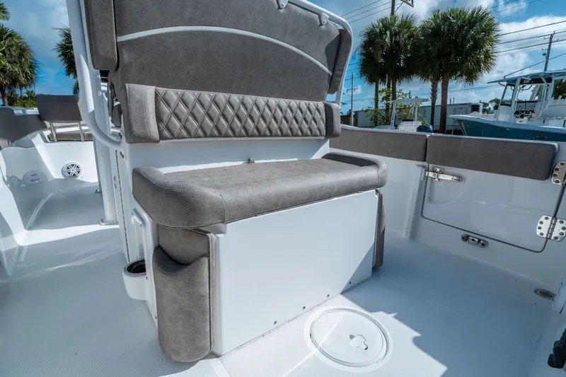 Slide: The Image of Sea Hunt Ultra 245 SE 2026 - 13