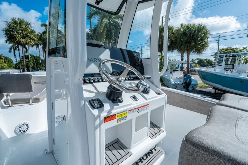 Slide: The Image of Sea Hunt Ultra 245 SE 2026 - 16