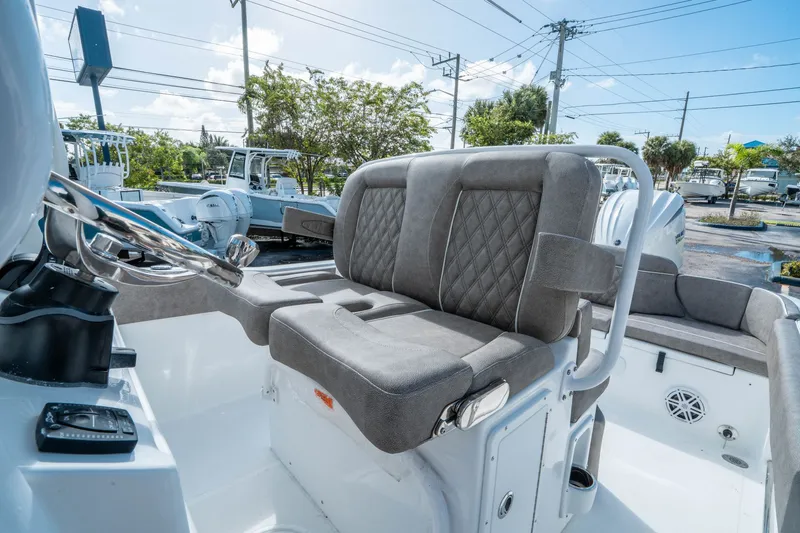 Slide: The Image of Sea Hunt Ultra 245 SE 2026 - 18