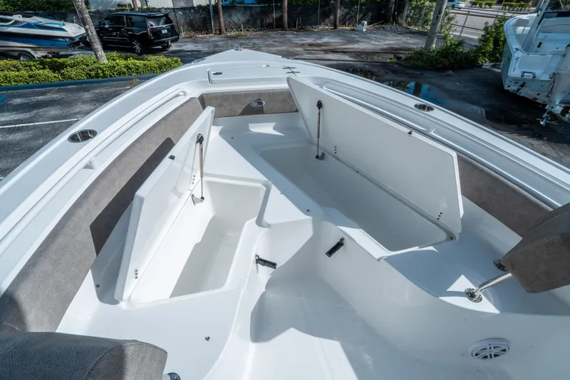 Slide: The Image of Sea Hunt Ultra 245 SE 2026 - 24