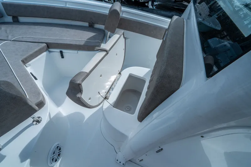 Slide: The Image of Sea Hunt Ultra 245 SE 2026 - 27