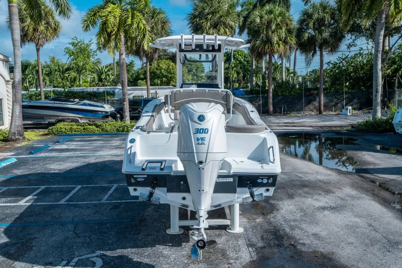 Slide: The Image of Sea Hunt Ultra 245 SE 2026 - 3