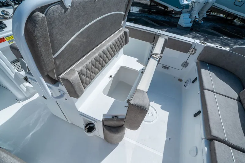 Slide: The Image of Sea Hunt Ultra 245 SE 2026 - 14