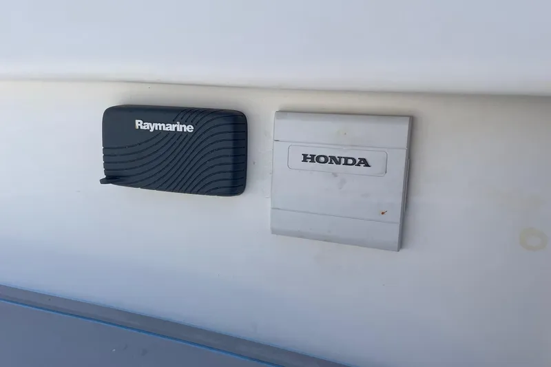 Slide: The Image of Raymarine and Honda equipment on 2006 Chaos 16 Bonefish boat. - 16