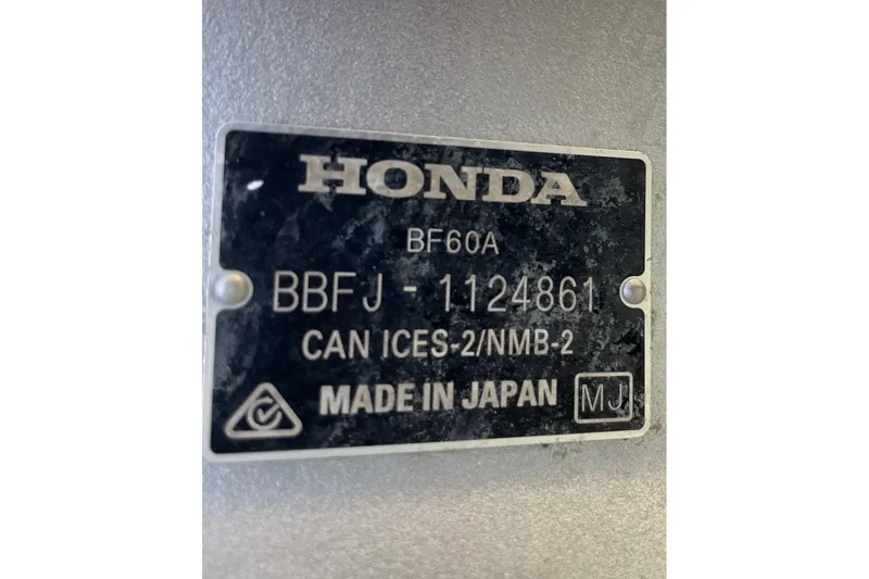 Slide: The Image of 2006 Chaos 16 Bonefish with Honda BF60A engine, serial BBFJ-1124861, made in Japan. - 33