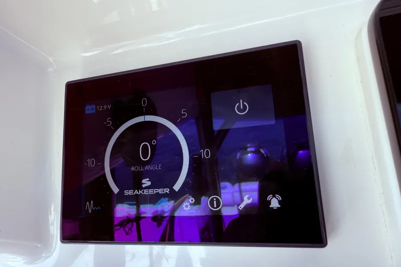 Slide: The Image of Seakeeper control panel on 2020 Boston Whaler 350 Outrage, displaying roll angle. - 18