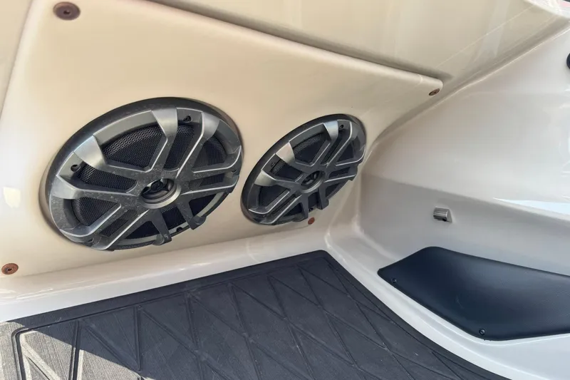 Slide: The Image of Speakers on 2025 Barletta LUSSO 25UCAT boat, showcasing modern audio system design. - 31