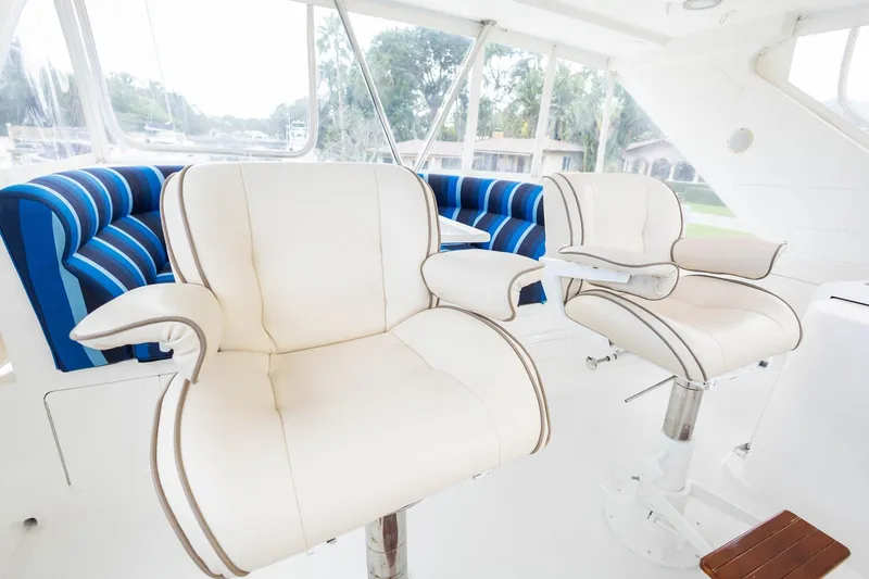 Slide: The Image of Luxurious seating on 2005 Ocean Alexander Raised Pilothouse Flybridge Sedan yacht. - 24