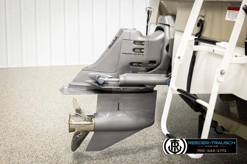 Slide: The Image of 1999 Four Winns 180 Horizon boat with Volvo Penta outdrive in showroom. - 35