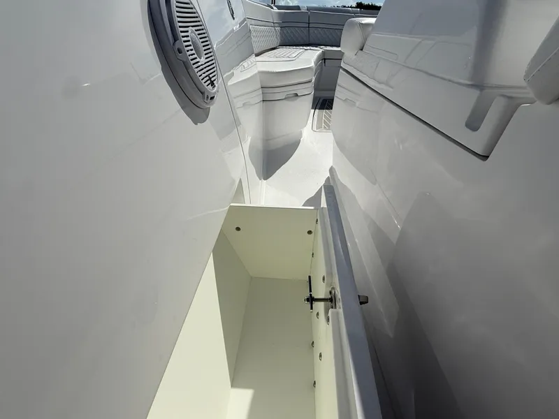Slide: The Image of Intrepid 43 Nomad SE 2027 - 44