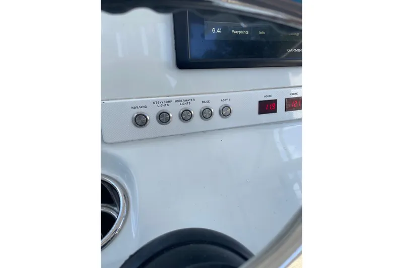 Slide: The Image of Control panel on 2015 Barker Boatworks 26 Bay, featuring up and down buttons. - 20