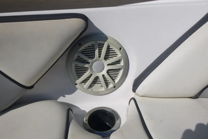 Slide: The Image of Speaker and cup holder on 2015 Yamaha Boats SX192 interior. - 19