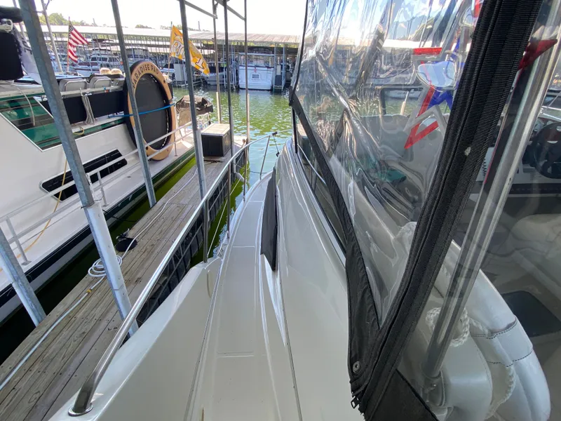 Slide: The Image of Silverton 33 Sport Sedan 2002 - 10