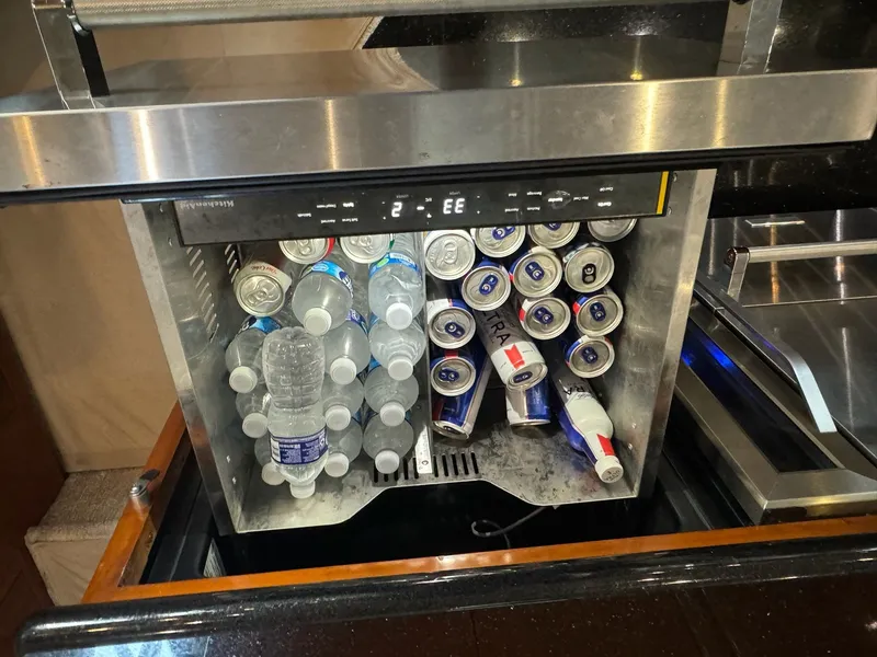 Slide: The Image of Carver 560 Voyager 2004 - 44