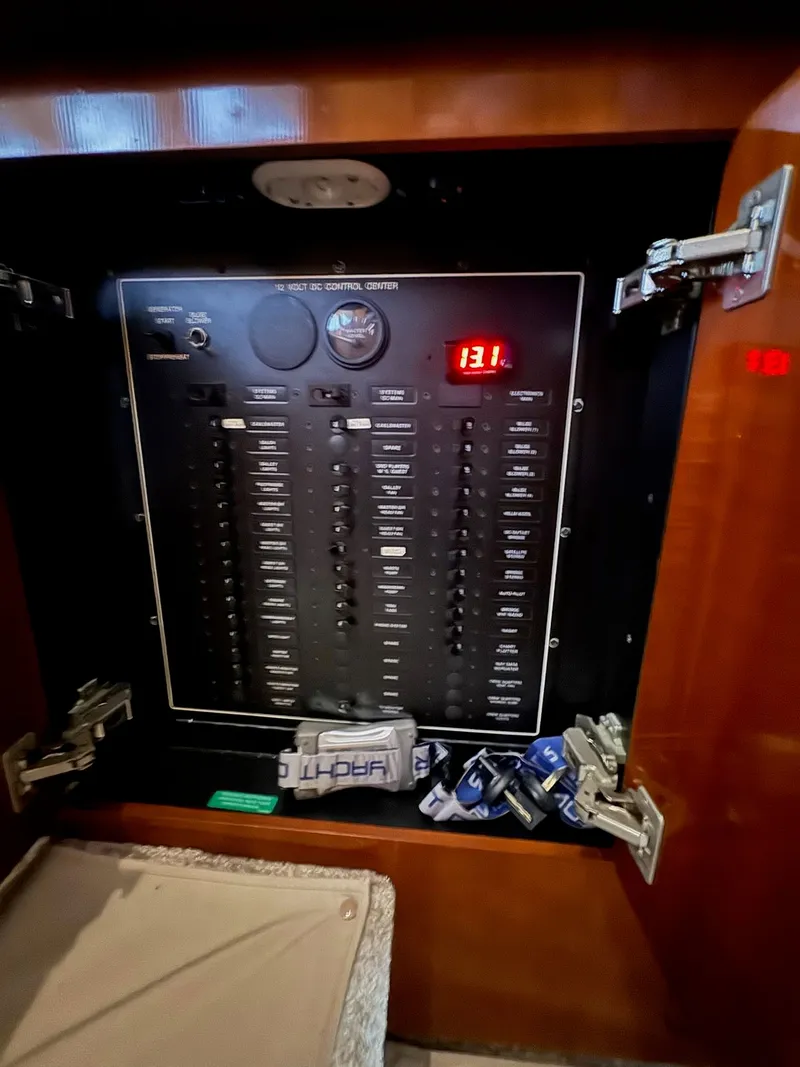 Slide: The Image of Carver 560 Voyager 2004 - 48