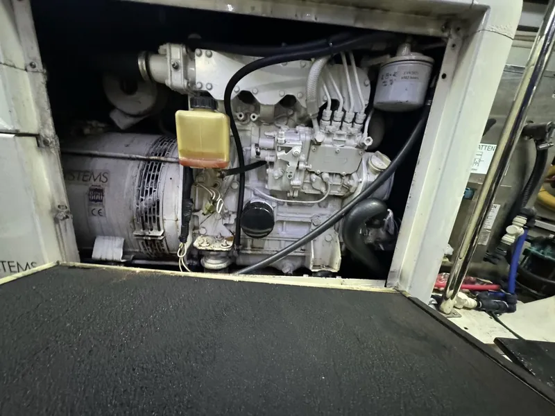 Slide: The Image of Carver 560 Voyager 2004 - 69