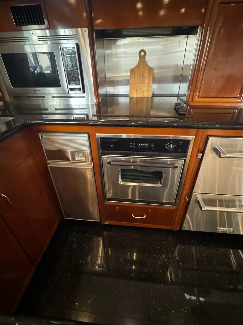 Slide: The Image of Carver Yachts 560 Voyager 2004 - 18