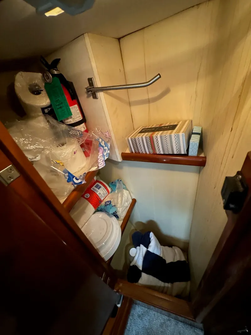 Slide: The Image of Carver Yachts 560 Voyager 2004 - 26