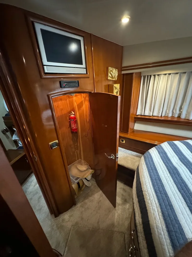 Slide: The Image of Carver Yachts 560 Voyager 2004 - 27