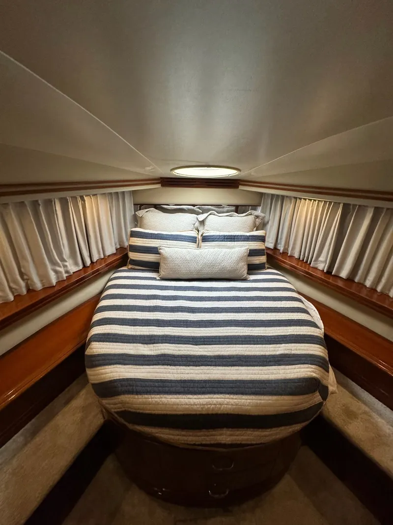 Slide: The Image of Carver Yachts 560 Voyager 2004 - 28
