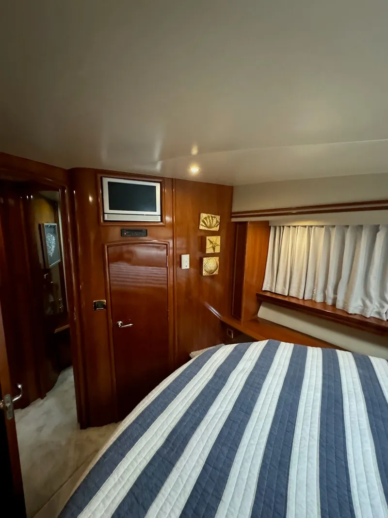 Slide: The Image of Carver Yachts 560 Voyager 2004 - 30