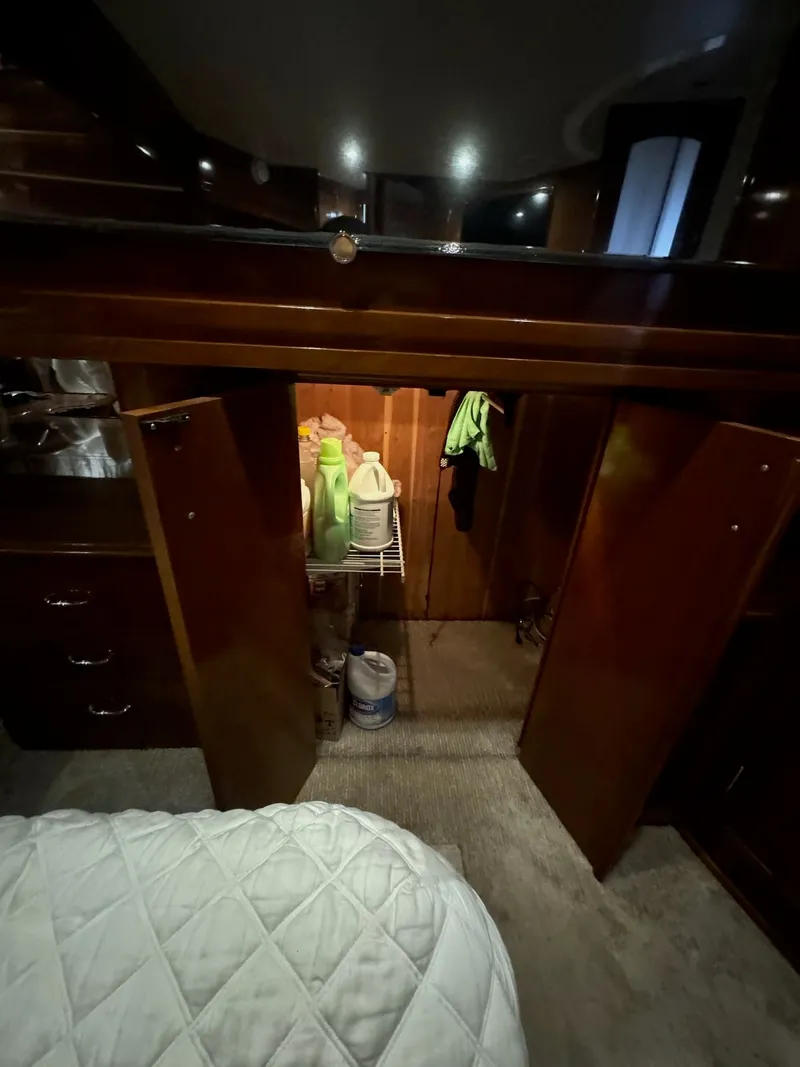 Slide: The Image of Carver Yachts 560 Voyager 2004 - 36