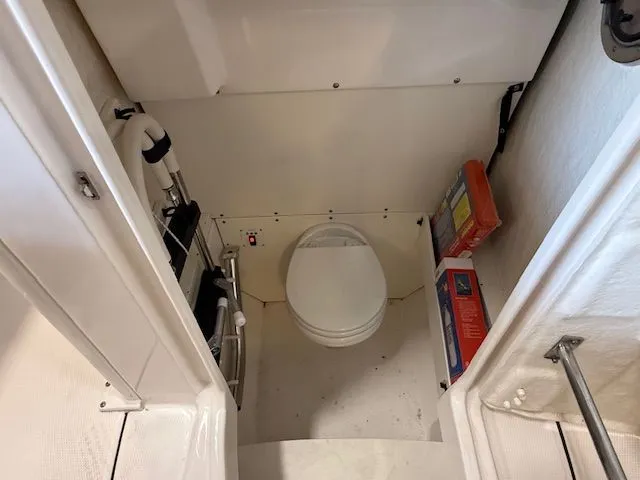 Slide: The Image of Robalo R272 Center Console 2021 - 10