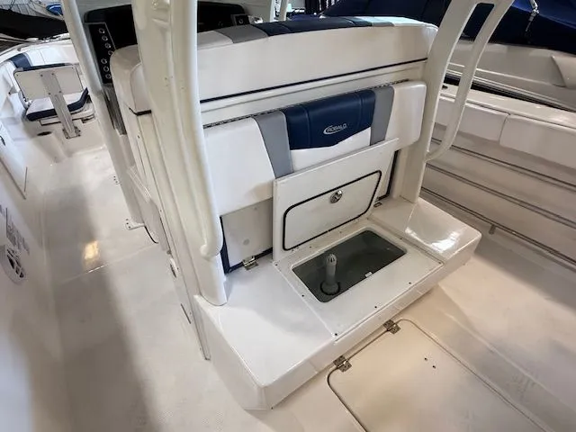 Slide: The Image of Robalo R272 Center Console 2021 - 15