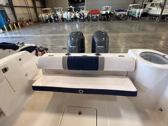 Slide: The Image of Robalo R272 Center Console 2021 - 18