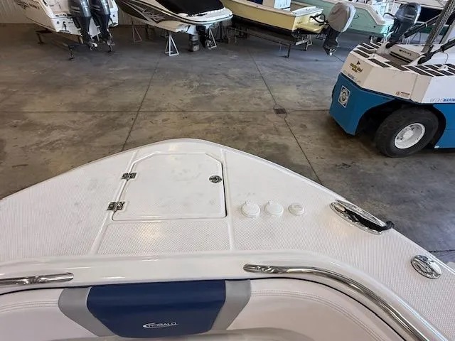 Slide: The Image of Robalo R272 Center Console 2021 - 4