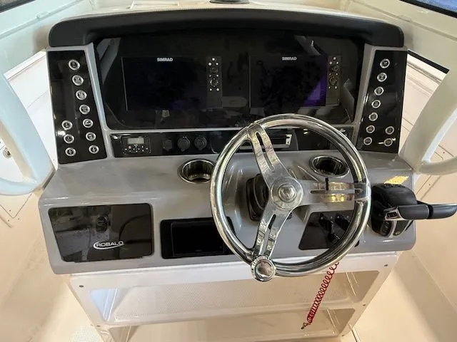 Slide: The Image of Robalo R272 Center Console 2021 - 5
