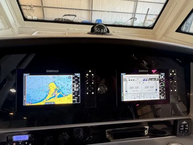 Slide: The Image of Robalo R272 Center Console 2021 - 6