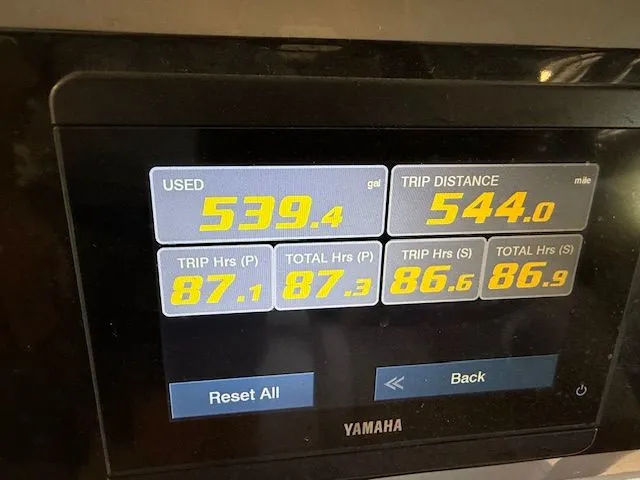 Slide: The Image of Robalo R272 Center Console 2021 - 7