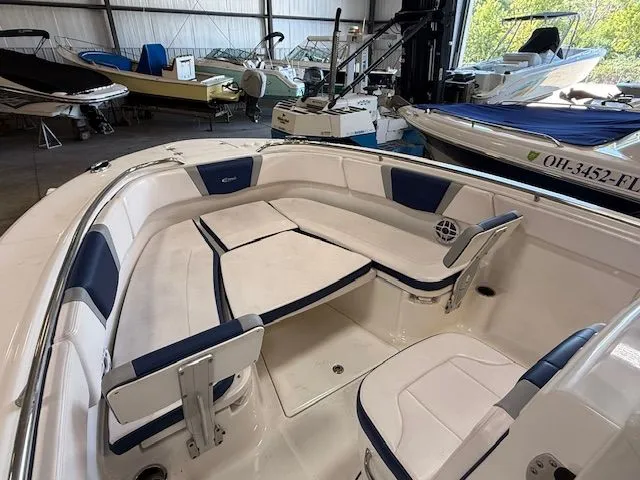 Slide: The Image of Robalo R272 Center Console 2021 - 8