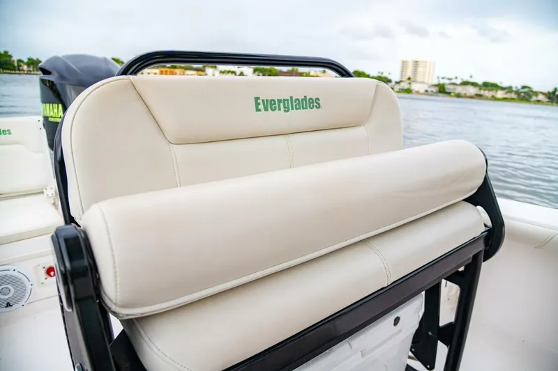 Slide: The Image of 2018 Everglades 243 Center Console boat seat with Yamaha engine in background. - 35