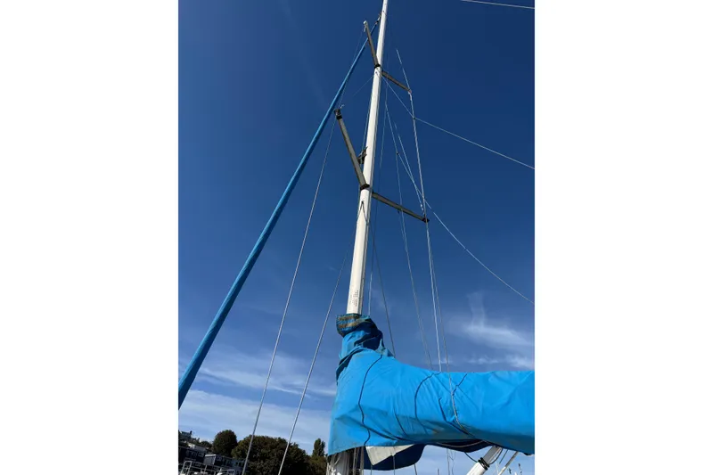 Slide: The Image of Mast of a 2002 Bavaria 37 Sloop sailboat against a clear blue sky. - 10