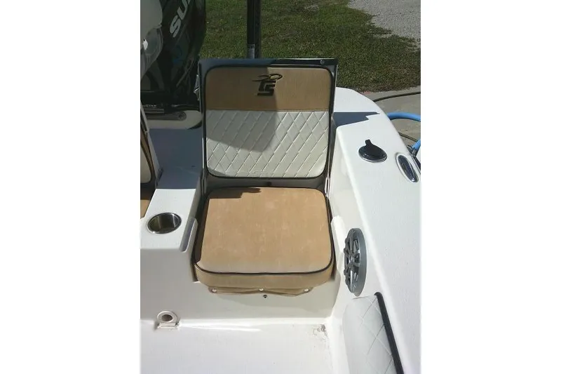 Slide: The Image of 2023 Carolina Skiff 26 Ultra Elite boat seat with beige and white upholstery. - 46