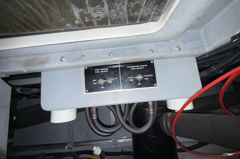 Slide: The Image of 1997 Sea Ray 400 Express Cruiser engine fuel select panel in boat's engine room. - 8