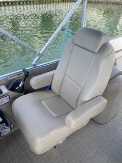 Slide: The Image of Luxurious captain's chair on 2022 Avalon Catalina Entertainer 24' pontoon boat. - 13