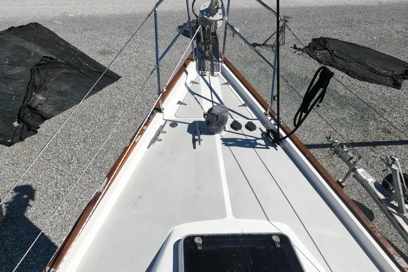 Slide: The Image of 2005 Catalina Morgan 440 sailboat deck with rigging and equipment. - 17