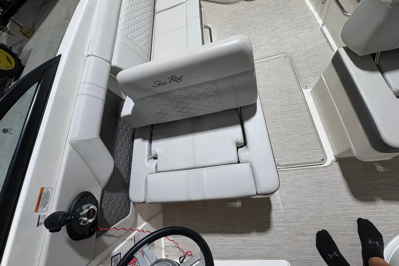 Slide: The Image of Manufacturer Provided Image: 2022 Sea Ray SDX 270 Outboard helm seat with premium upholstery. - 10