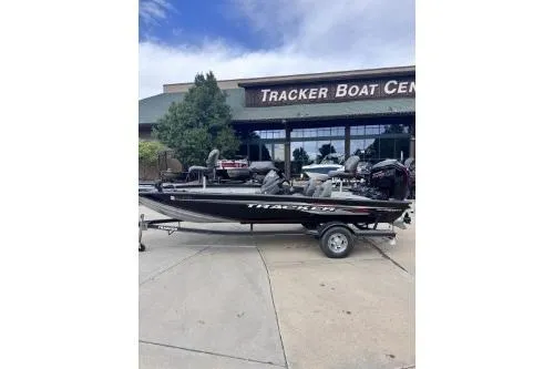 Slide: The Image of 2019 Tracker Pro Team 190 boat displayed at Tracker Boat Center. - 3