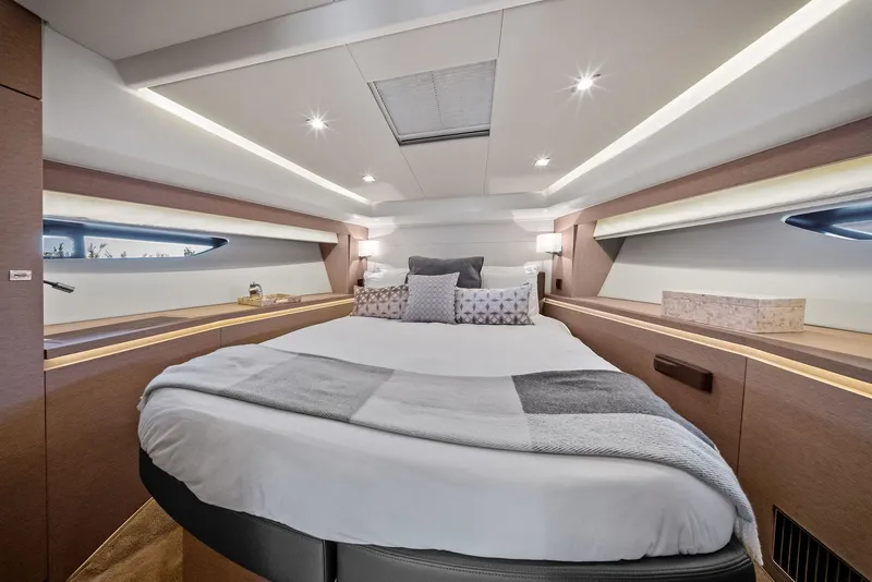 Slide: The Image of Prestige 560 2017 - 65