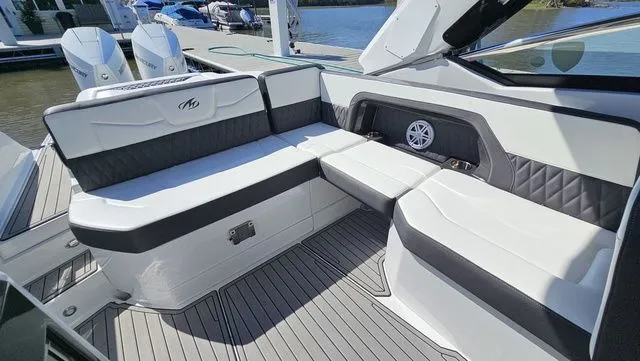 Slide: The Image of Monterey 305 Super Sport 2019 - 11