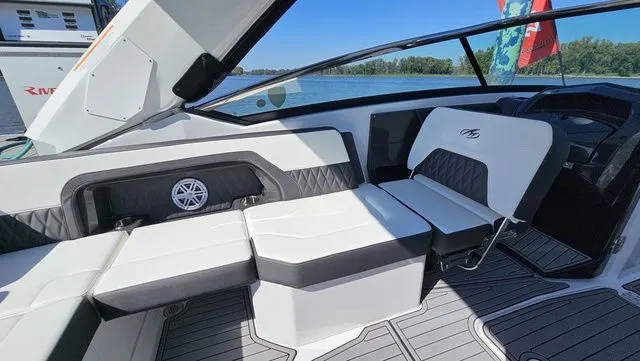 Slide: The Image of Monterey 305 Super Sport 2019 - 12