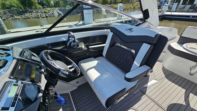 Slide: The Image of Monterey 305 Super Sport 2019 - 17